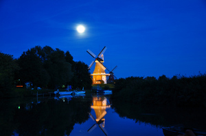 Vollmond über den Mühlen